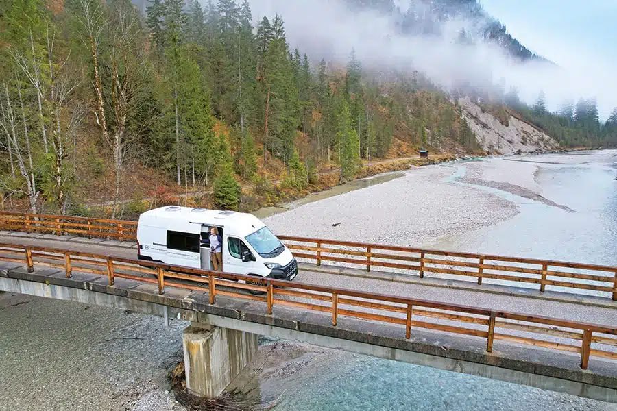 Kastenwagen auf einer Brücke im Alpental – unterwegs ins Lachtal